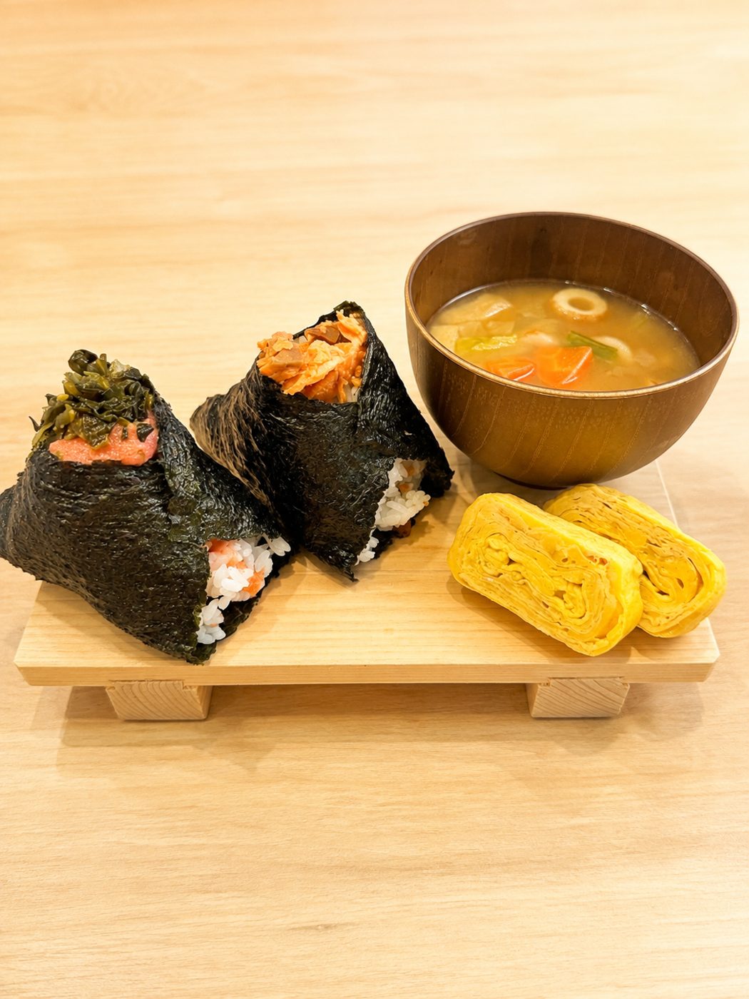 おにぎりと味噌汁と卵焼き